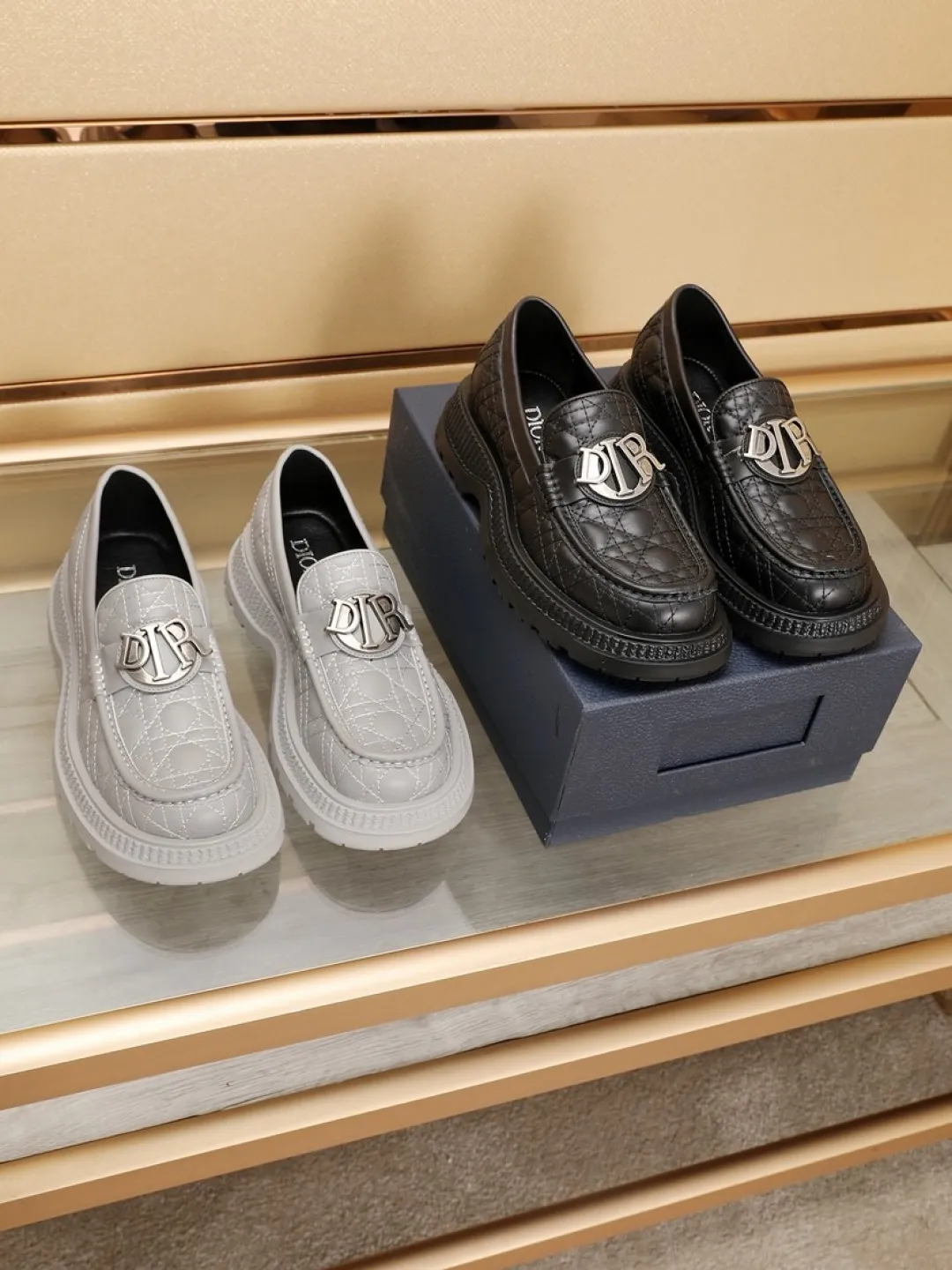 Factory P540💰Dior Buffalo men's low-cut derby casual leather shoes, a new product in the 2025 spring men's series, ideally combines unconventional features with Dior's high-end aesthetic style. The first-layer cowhide upper is decorated with tonal debossed Oblique embroidery, and the thick rubber sole displays a crepe-effect design, which is unique. Adds a modern touch to any look. Practical and stylish, it can be easily paired with a variety of casual looks and is an eye-catching finishing touch! Size: 38-44 (45.46 customized)
